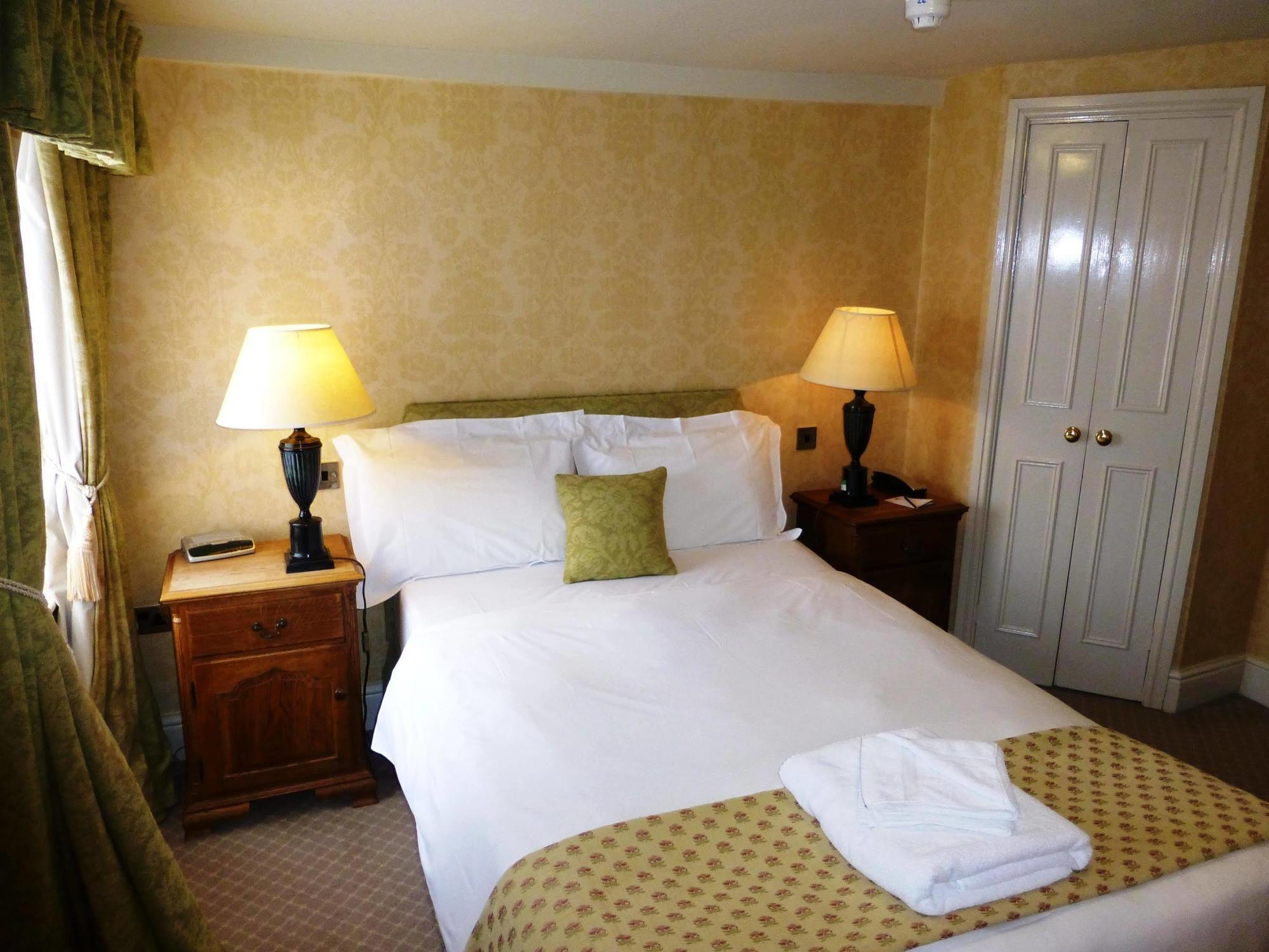 The Bear Hotel Devizes Exterior foto